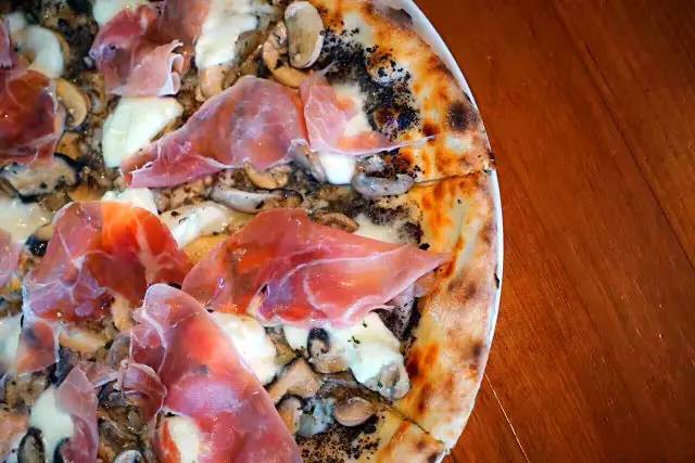 TAVOLA BLACK TRUFFLE PIZZA